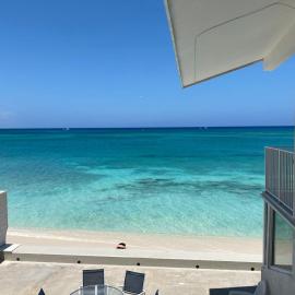 Enjoy Sunsets at Fully Equipped Condo at the Beach, hotel in George Town