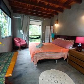 Suíte em Lumiar - Hospedaria Casa Quíron, hotel in Lumiar