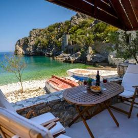 Sikies - Unique Beachfront Stone House in Alipa-Mani, Hotel in Khalíkia