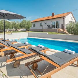 Villa Viktoria poll&garden view: Kaštelir şehrinde bir otel