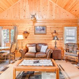Secluded Bigfork Cabin w/ Canoes & Views!, hotel em Bigfork