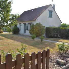 Maison spacieuse avec jardin, terrasse, et équipements de loisirs à Pouillé - FR-1-491-346, hotel in Pouillé