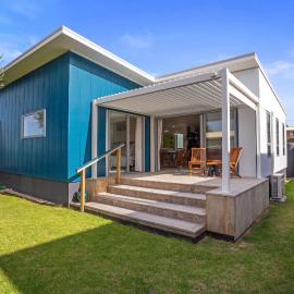 Serene on Seaforth - Waihi Beach Holiday Home, hotel in Waihi Beach