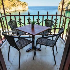 Faskomilo - Unique Beachfront Stone House in Alipa-Mani