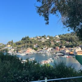 Aronis Spyros Panoramic Seaview Apartments, хотел в Longós