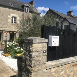 Charmante maisonnette proximité cité médiévale et bords de Rance, hotel a Dinan