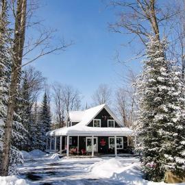 The Hidden Porch at Sir Sam's (hot tub & sauna), hotell i Haliburton