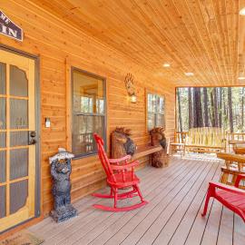 Rustic Lakeside Cabin on 3 Acres w/ Nature Views!, hotel in Pinetop-Lakeside