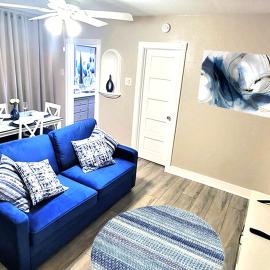 Beautiful Guesthouse, Sleeps 4 - Kitchen, Private Laundry, AC, Parking, 65' TV, Close to Stores, Restaurants & Beach, hotel in Long Beach