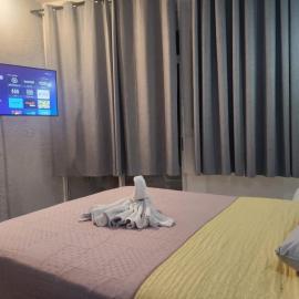 1 BR APT with AC , TV , wi-fi near DT and beach, hotell i Zihuatanejo
