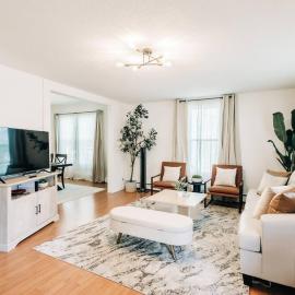 Bright, chic & spacious in the heart of St. Paul by Summit-University with porch and swing chairs, Hotel in Saint Paul