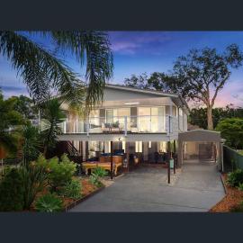 Lake-view Retreat w Spa, nearby Beaches & Shopping in the Central Coast
