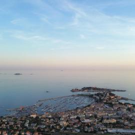 VUE EPOUSTOUFLANTE SUR BANDOL & LA MER 2 pièces, piscine tout confort 4 étoiles, très calme, terrasse spacieuse sans vis à vis, parking privé résidence standing