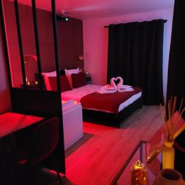 Nuit d'évasion love room avec baignoire balnéo et jardin avec spa, hotel a Toulon