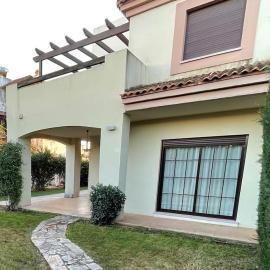 Casa en Ruta de la Plata con piscina comunitaria, hotel Guillenában