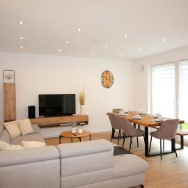 Großes Apartment mit Küche, Dusche, Badewanne, Balkon, Parkplatz vor dem Haus, ruhig gelegen, ADA4, hotel in Kulmbach