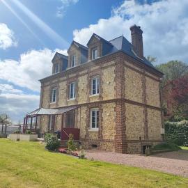 Maison de maître avec piscine, hotell i Quetteville