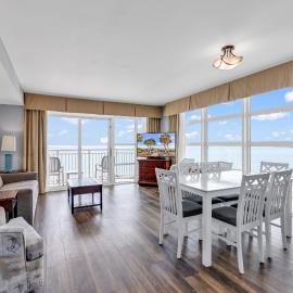 Stunning Condo with Wall-to-Wall Windows Overlooking Ocean, hotelli kohteessa Myrtle Beach