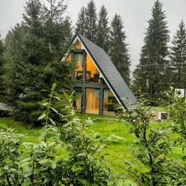 Pine Hill Poiana Marului, hotel in Poiana Mărului