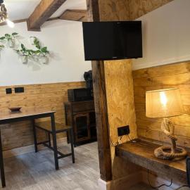 Two-Bedroom Cosy Country Lodge with Private Patio, Hotel in Greenhithe