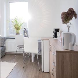 Preiswertes modernes Gästezimmer mit komfortablem Bad, hotel in Aue