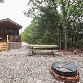 Cabin 10- Cozy Toronto Lake Cabin - Walk to the Water cabin, hotel in Toronto