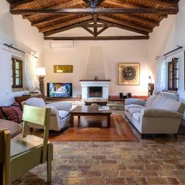 Dafni's Stable, Hotel in Danilia