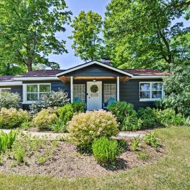 Elk Rapids Bungalow Garden Firepit AC, hotell sihtkohas Elk Rapids