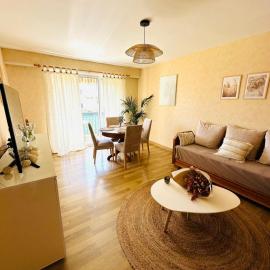 Spacieux 2 chambres 65m2 climatisé au village médiéval entre Nice et Antibes