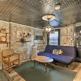 1850s historic Row House 7min train to NYC with private backyard, hôtel à Jersey City