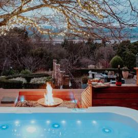 Outdoor Spa & Sauna with amazing views at Jaclyn Studio, hotel i Launceston