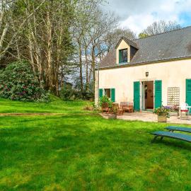 Le Relais - Maison avec grand jardin, hotel Bannalec városában