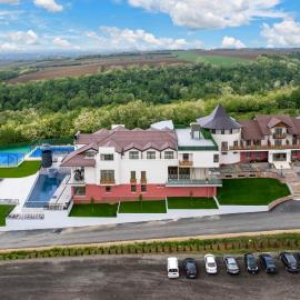Dve Kule Resort & Winery, hotel di Bačinci