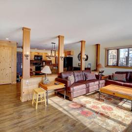 New Listing - Slopeside condo with Private Hot Tub, hotel in Granby