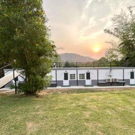 Bansuanmaenam(บ้านสวนแม่น้ำ):sunset view room โรงแรมในบ้านเก่า