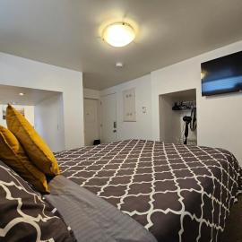 The MJ Tunnel Renovated Suite WiFi Parking, hotel en Moose Jaw