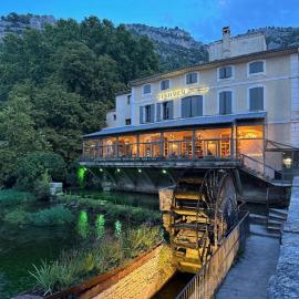 Le Château Olive et Raisin, hotel in Fontaine-de-Vaucluse