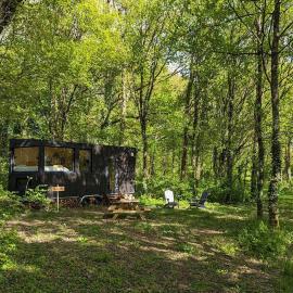 Tiny House La Clairière au milieu des bois !، فندق في Sonchamp