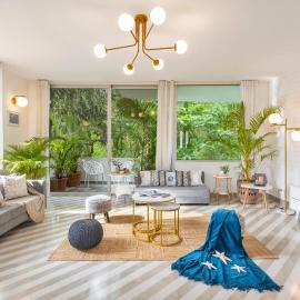 Staymaster Ocean Reef - Boutique 2BHK Apartment with Indoor Pool in Verem Nerul, hotel u gradu Verem