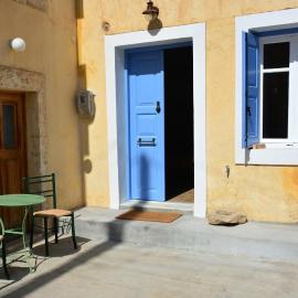 Vori`s blue door country house, hotel u gradu Vóroi