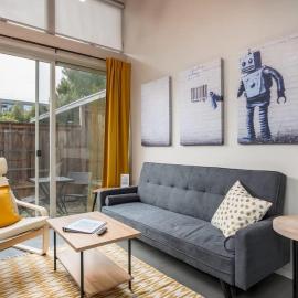 #StayInMyDistrict Buckman Bright Spacious Townhome, Hotel in Portland