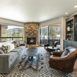 Stylish 2BD Condo - Walk to Palisades!, hotel v mestu Olympic Valley