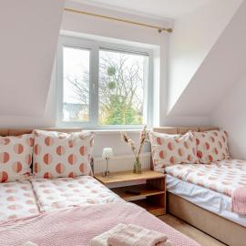 Pokoje i Apartamenty Marek - Niedaleko Plaży, hotel in Ostrowo
