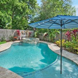 Charming Cottage w Pool, Walkable to Downtown, hotel em St. Augustine