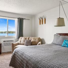 Fife Lake Lodge Multi-Level Lake View King Suite, hotel a Fife Lake