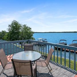 Fife Lake Lodge Multi-level Suite with Lake Views, hotel a Fife Lake