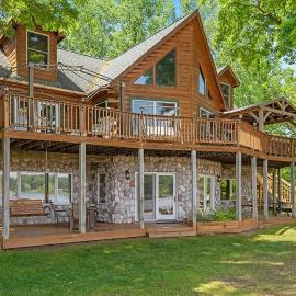 Lakefront 5BR Cabin on Big Crooked Lake w Pontoon, hotel a Rockford