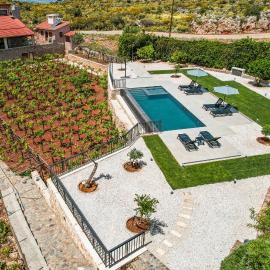 Villa Recluso-3 bd luxury country villa, huge heated pool with hydromassage, individual bbq & large yard, mountain view, hotel u gradu Maláxa