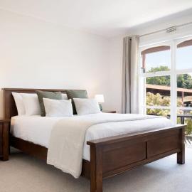 City Comfort: Near Hospital & City with Parking, Hotel in Kings Park