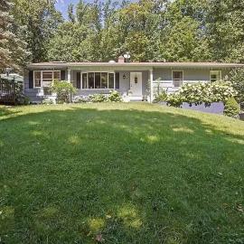 Large Private House on 5 Wooded Acres. Total Privacy!, hotell sihtkohas Hackettstown